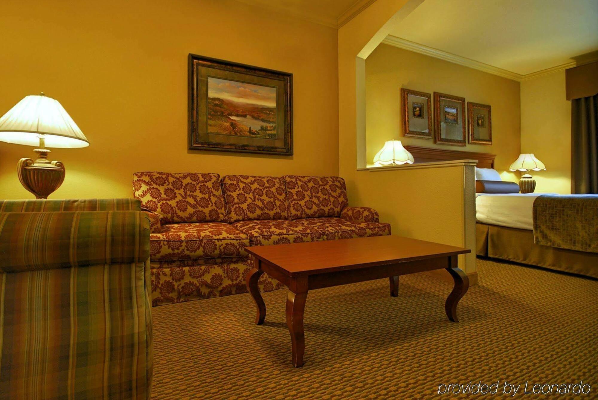 Best Western Plus Crown Colony Inn & Suites Lufkin Luaran gambar